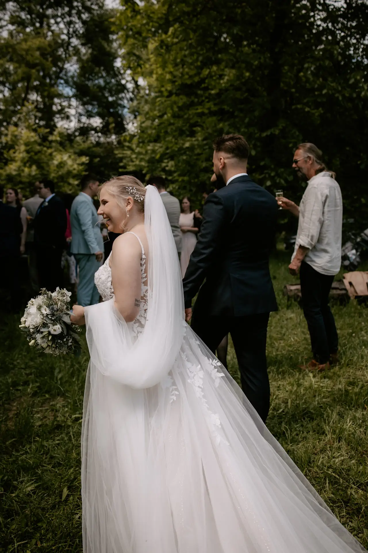 Braut weisses kleid auszug mit bräutigam